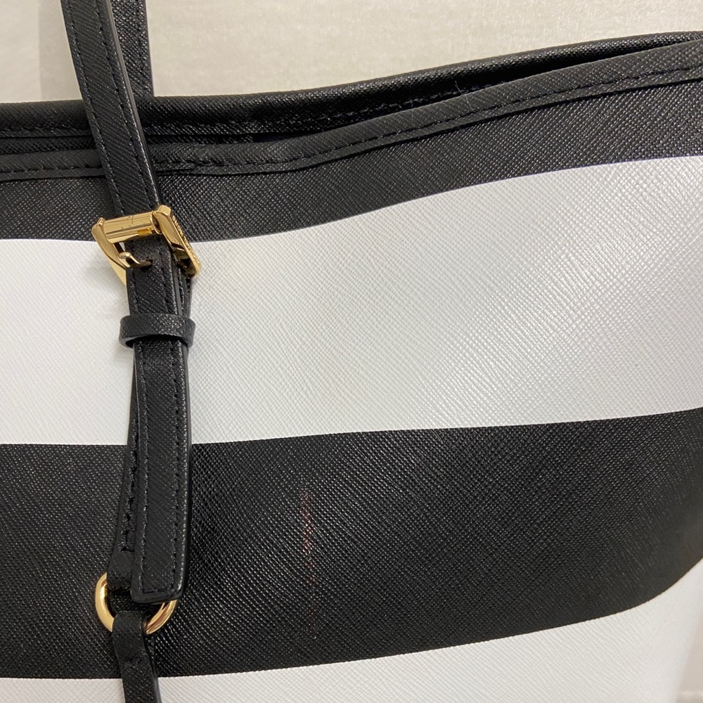 Michael Kors Jet Set Tote - Picture 4 of 5